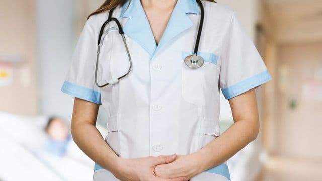 Enfermeira com jaleco branco e estetoscópio, representando a especialização em enfermagem do trabalho e saúde ocupacional