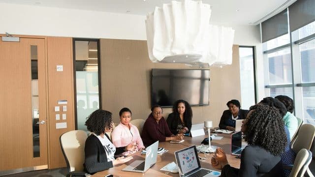 Equipe de profissionais reunida em sala de reuniao discutindo projeto de tecnologia