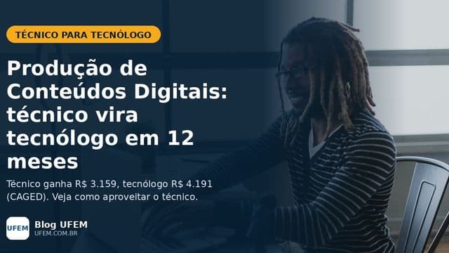 Homem sorrindo grava conteúdo com celular em ring light enquanto digita em um notebook