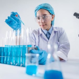 Técnico em Farmácia, curso técnico em farmácia, manipulação farmacêutica, mercado farmacêutico, farmácias e drogarias, controle de medicamentos, carreira na saúde, indústrias farmacêuticas, bem-estar, dispensação de medicamentos.