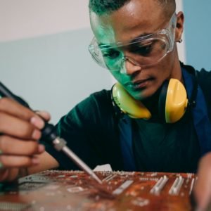 Técnico em Eletrotécnica, curso técnico em eletrotécnica, manutenção elétrica, energia renovável, eficiência energética, automação elétrica, sistemas elétricos, NR-10, mercado de eletrotécnica, instalação elétrica, projetos elétricos.