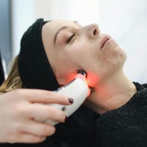 Técnico em Estética, curso técnico em estética, tratamentos faciais, mercado da estética, cuidados com a pele, drenagem linfática, estética avançada, cuidados corporais, massagens relaxantes, rejuvenescimento, estética masculina, carreira em estética.