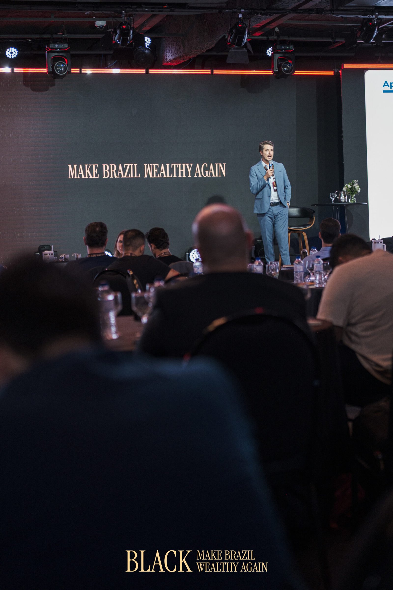 Prof. Tiago Zanolla em palestra