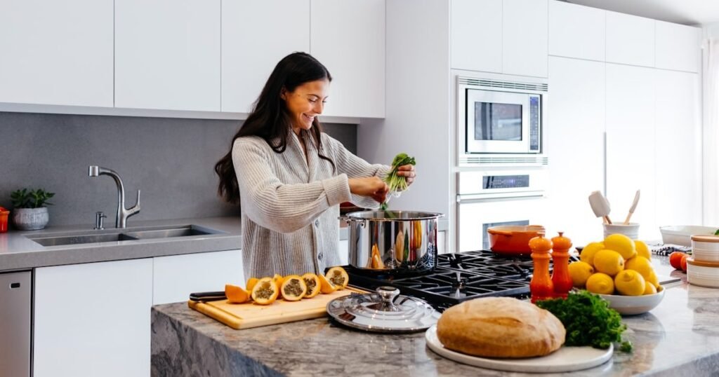 Mulher preparando refeição saudável com vegetais e frutas frescas, ilustrando a nutrição funcional