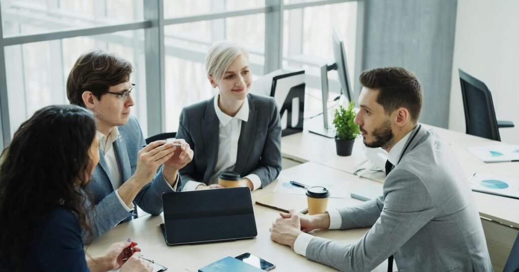 Equipe de profissionais de compliance em reuniao de governanca corporativa