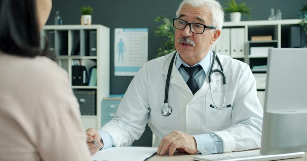 profissional de saude conversando com paciente em consultorio, representando a equipe multiprofissional de nefrologia