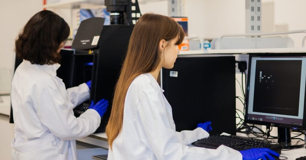 Peritas criminais analisando amostra de DNA em laboratório de perícia