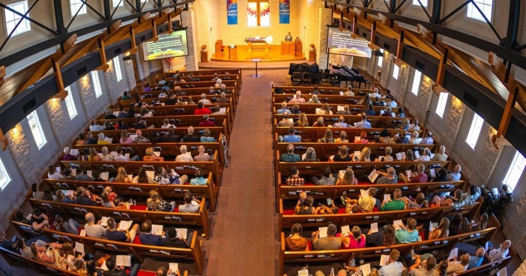 Interior de igreja cheia durante culto, ilustrando o crescimento da Teologia Religiosa no Brasil