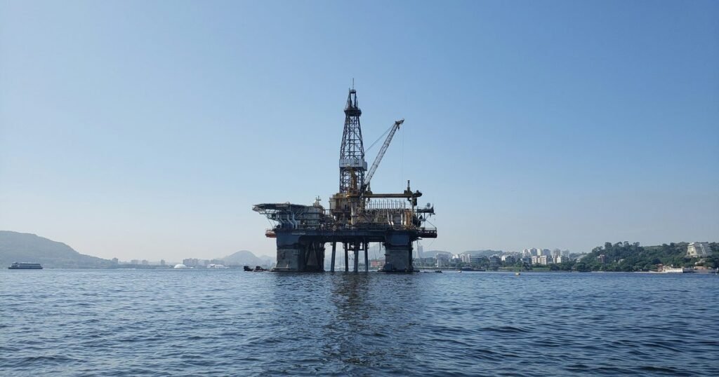 plataforma de petróleo ao largo da costa brasileira